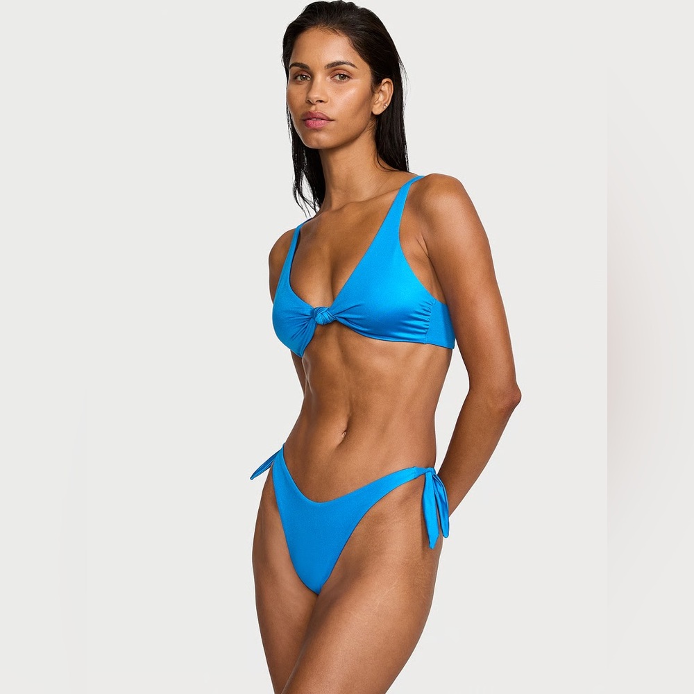 💙 Victoria’s Secret Bikini Set – NWT!
Color: Shocking Blue | Top: L | Bottom: S